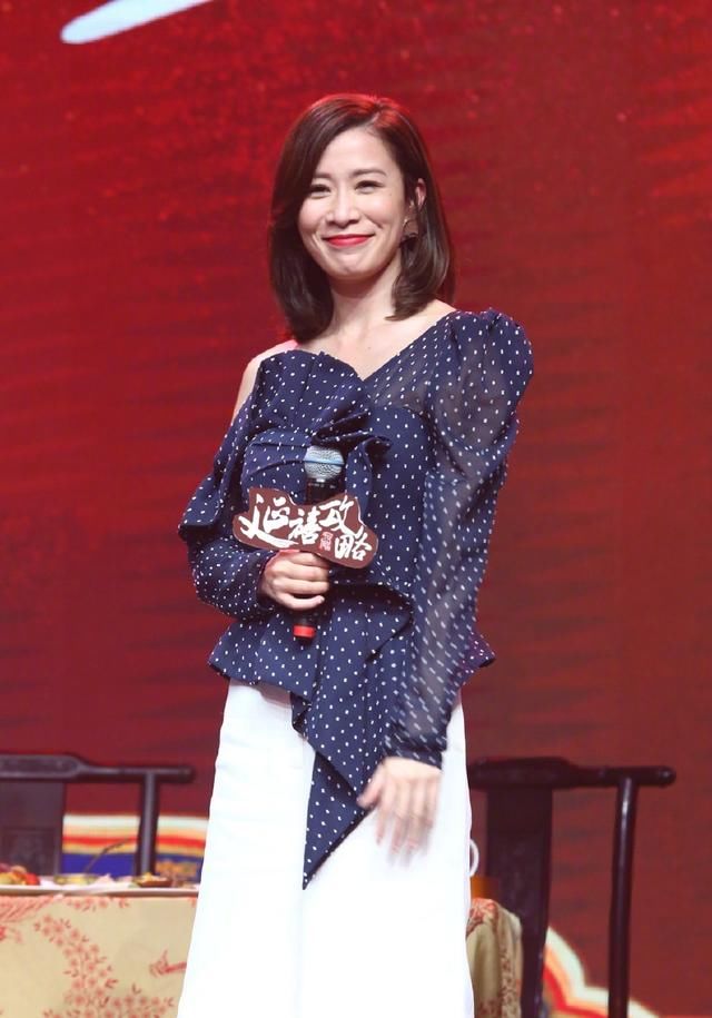 佘诗曼真大胆！波点上衣只穿一半就上台，网友：衣服怎么不好好穿