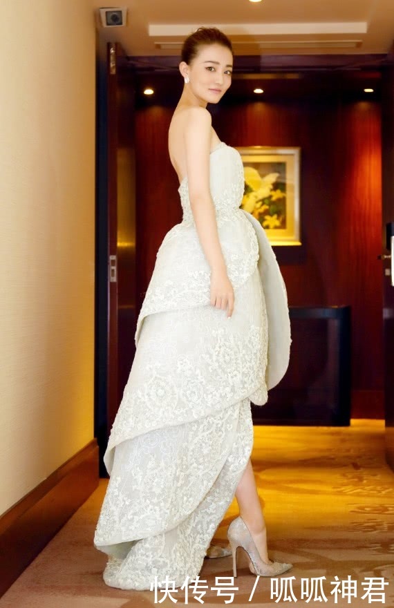 徐璐裙子太简单了,仅由“8片玉兰花”做成,却美得那么高级!!