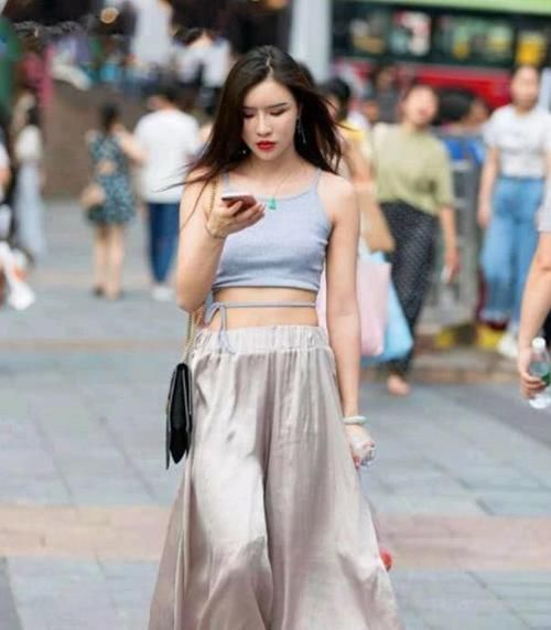 风范：养眼女神街拍：如花似玉的美女，一条白色的连衣裙，青春靓丽气质风范