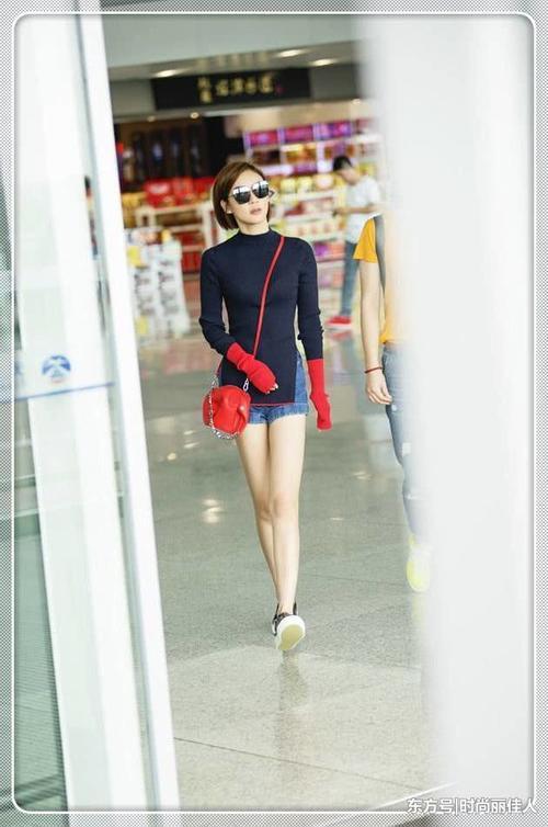 袁姗姗厉害了！牛仔短裙只能遮住大腿根，腿粗的人只有羡慕的份！