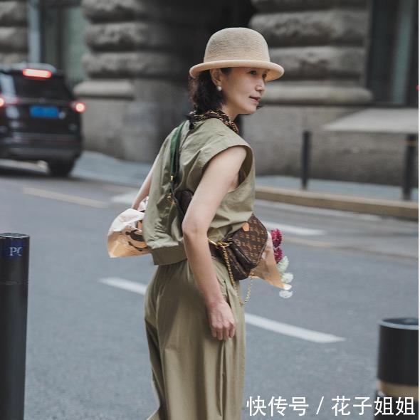  炎热的夏■女人50岁以后，尽量少穿t恤，今夏学三木妈妈这样穿，时髦优雅