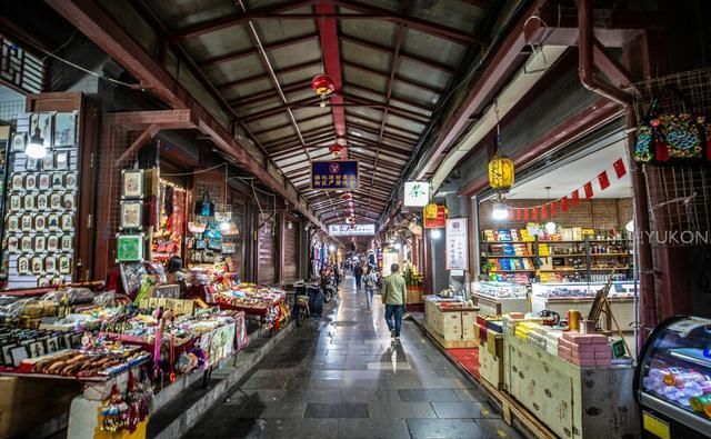 游客心中最坑的回民街：日均游客常超10万，街道却依旧一干二净