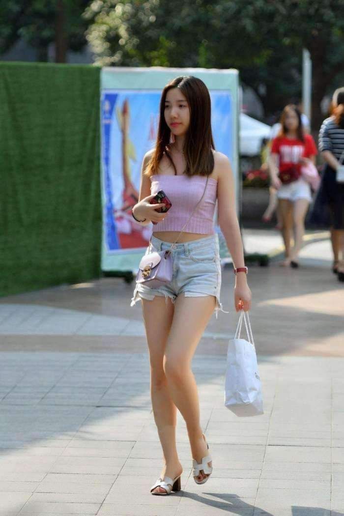 街拍: 香肩微露的小姐姐, 微微一笑很倾城