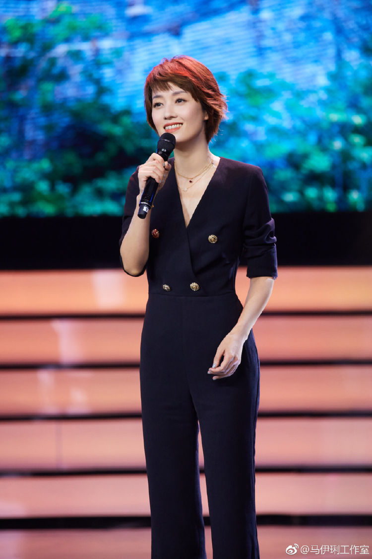 马伊琍身穿露背紧身连衣裙，短发大妈也那么有女人味，真会穿呀！