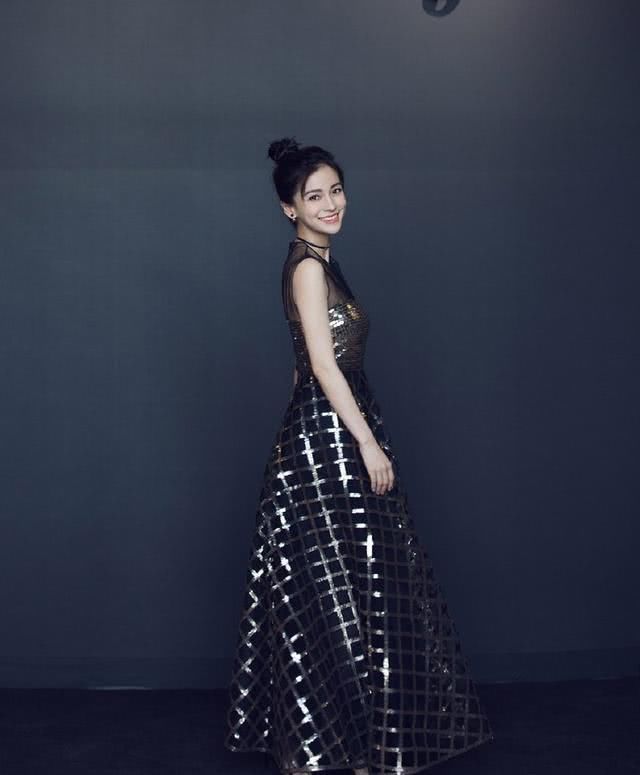 baby一袭抹胸裙亮相活动,明明已经30，却穿出了初恋的感觉