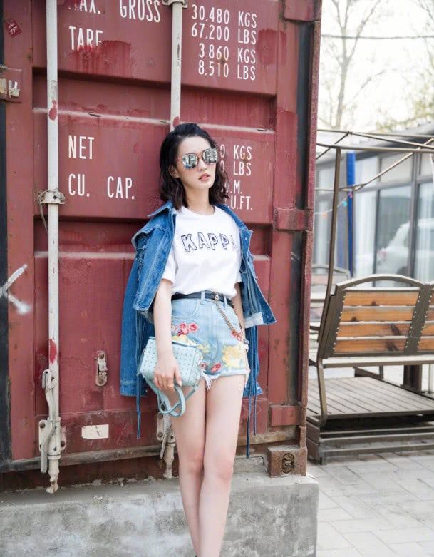 李沁穿印花短裤,秀出两条笔直纤细的大长腿,非常吸引人的目光!