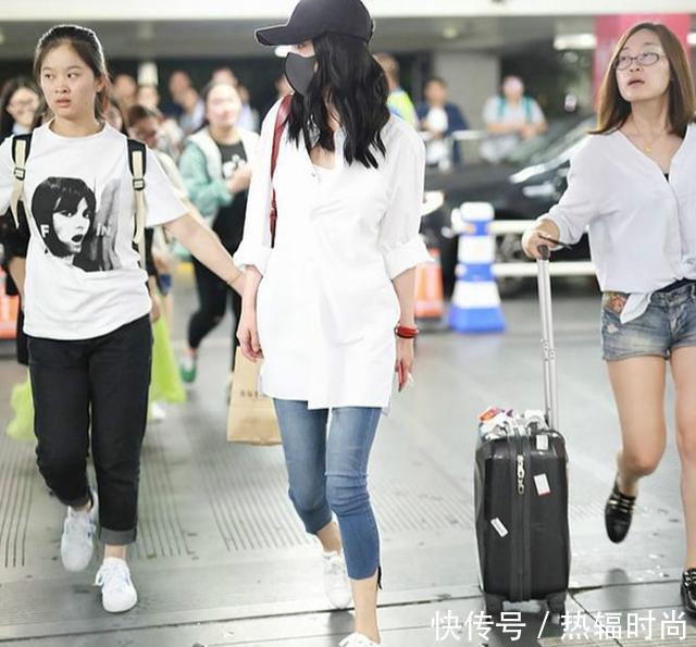 陈妍希一家三口现身机场, 大家却被她脚上的鞋子圈粉, 真心好看