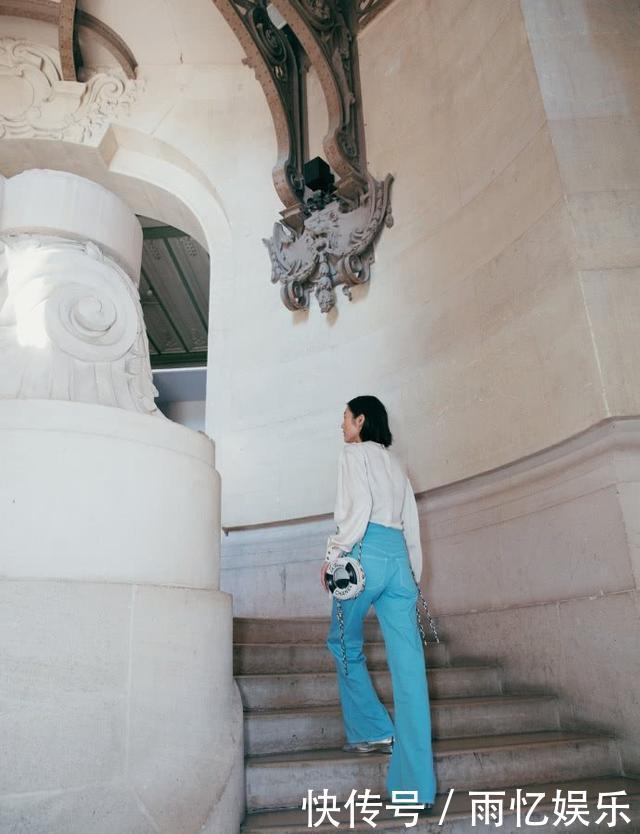 刘雯巴黎时装周换少女风，蓝裙蓝裤齐上阵，走下T台更惊艳！