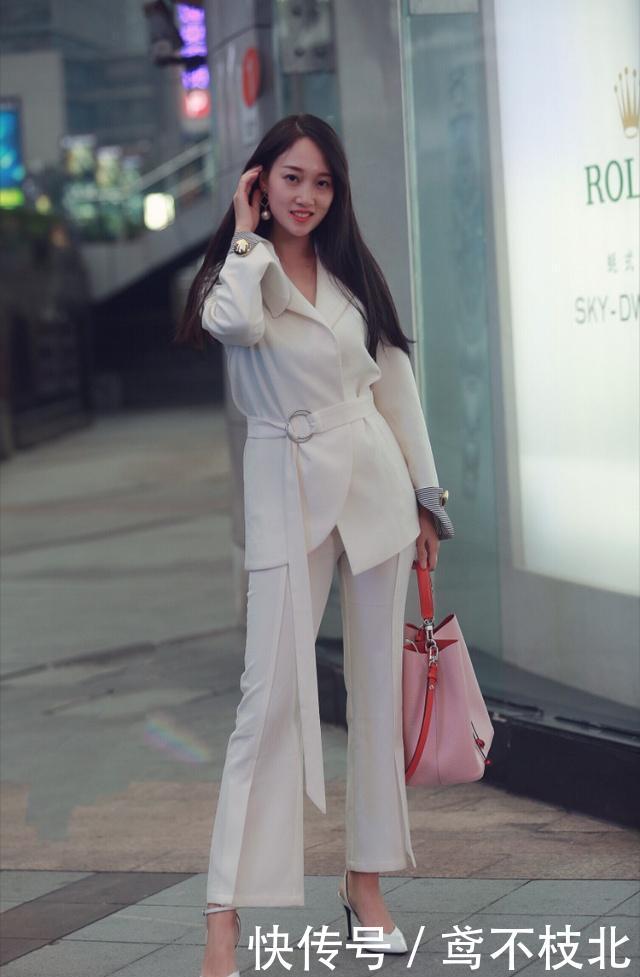  ＂p＂:＂1584151230＂街拍：美女长发飘飘，搭配一款白OL风格套装，尽显干练风范