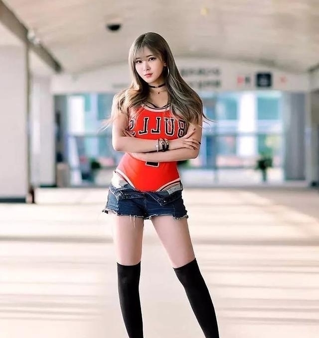 皮肤|街拍:嫩黄色非常显眼好看,把小姐姐的皮肤衬托得白里透红