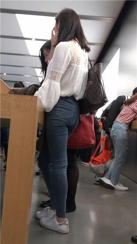 白色薄纱上衣搭配高腰破洞牛仔长裤，舒适自然无可挑剔