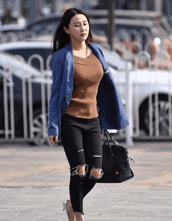 时尚姑娘的牛仔裤怎么就没有一件是完好的呢?