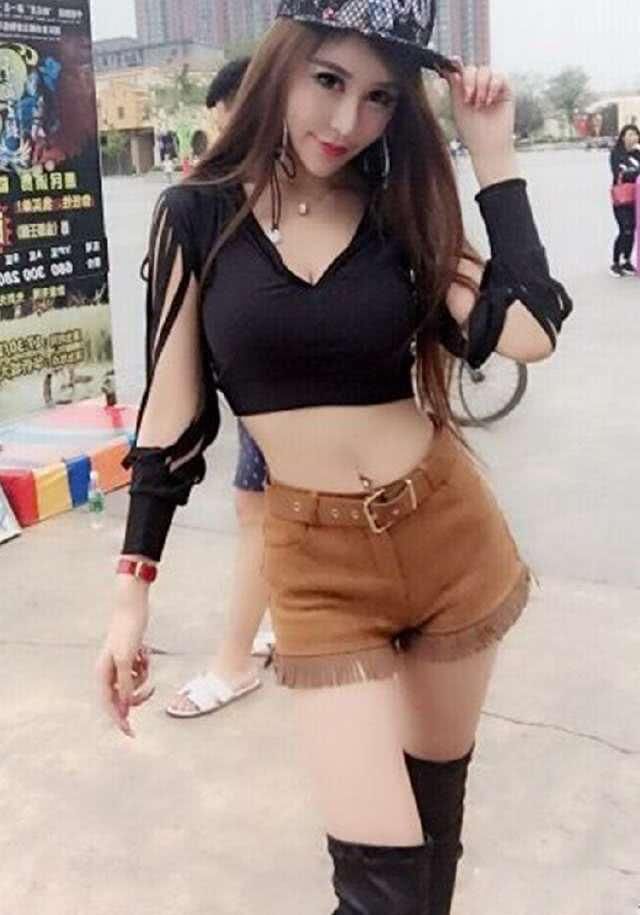 街拍 那圆滚滚的傲人上围, 吸引了路人火热的目光