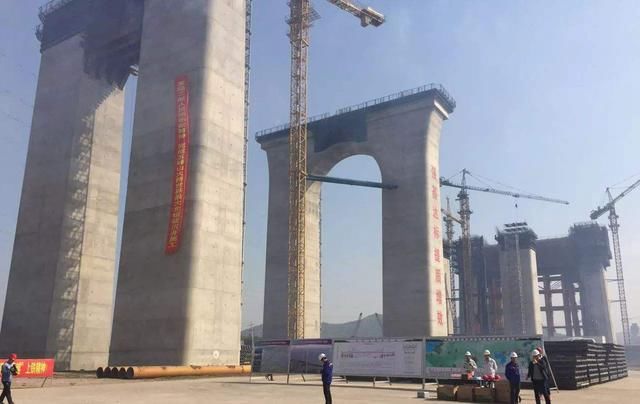  「中国」133万吨桥墩打入江底，高度堪比35层高楼，中国又一世纪