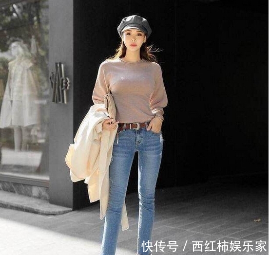  「更是」紧身牛仔裤展现性感的曲线美，更是彰显了你的女神品味