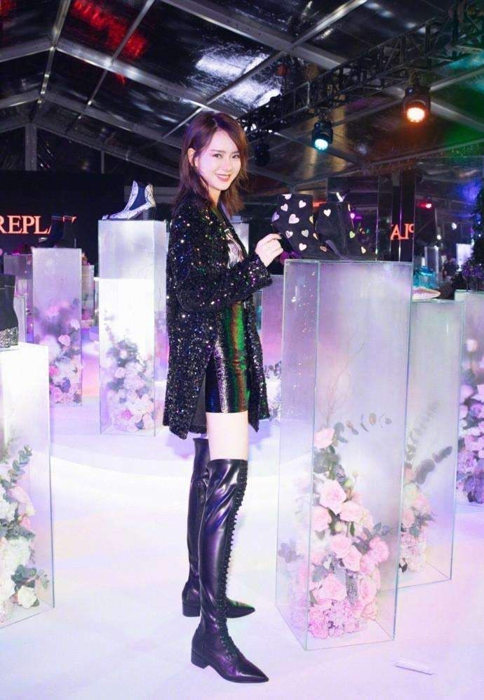 戚薇真会玩，只是在眼袋上画了两个三角形，整个人的气场都变了