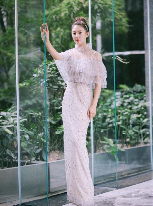 张雨绮可攻可甜,白色礼裙格纹西装统统hold住,网友:仙女本仙!