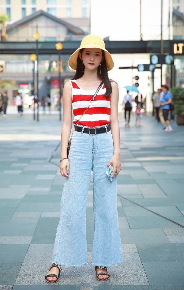  美女|街拍：边走边喝饮料的美女，清爽的背心搭配牛仔热裤，显得非常潇洒帅气