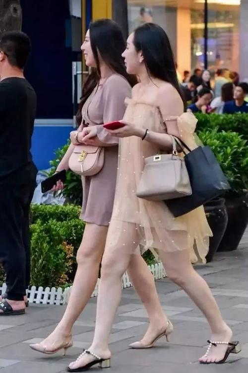 成熟饱满的女人，三四十如狼似虎，这两小姐姐该怎么称呼