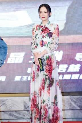 39岁陈乔恩真厉害！大妈印花连衣裙穿出飘逸感，网友：有颜任性