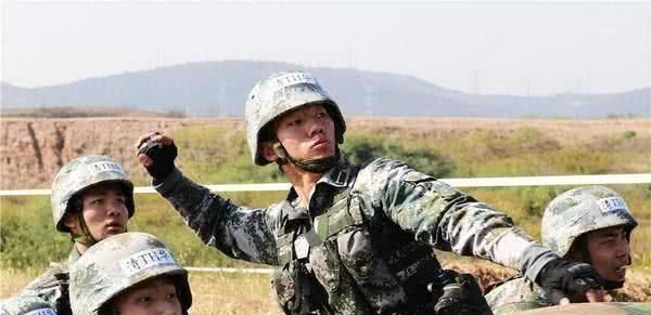 部队里的士兵，衣服破了如何补？看士兵们怎么说