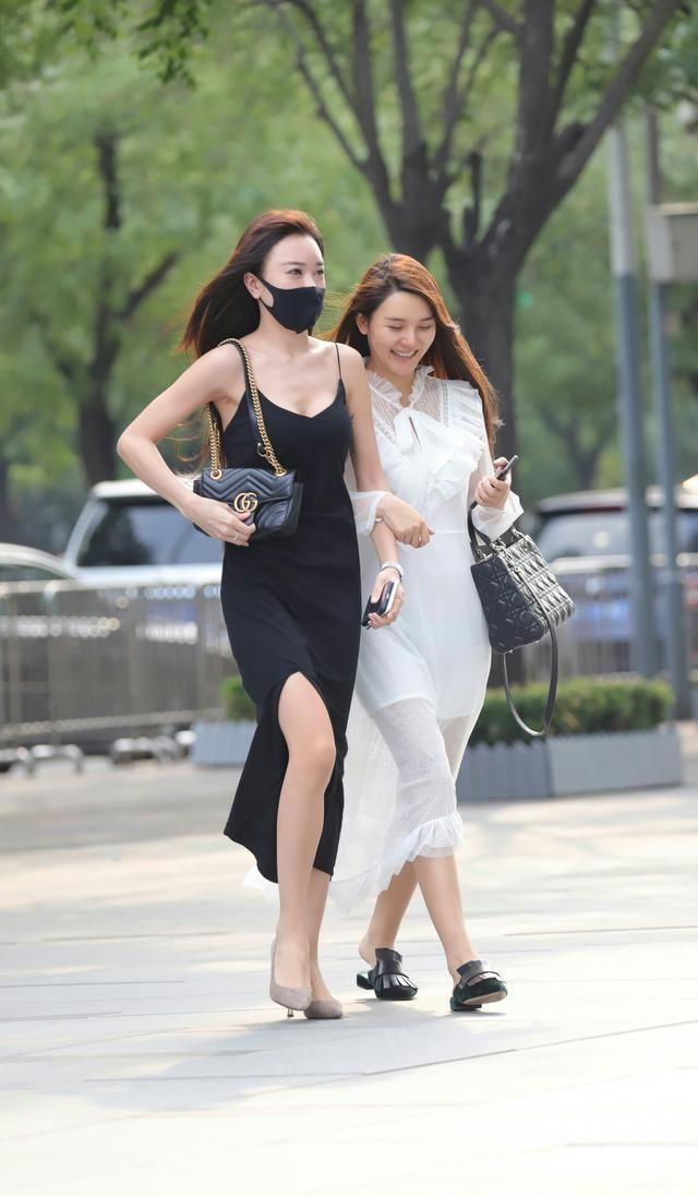 『蓝色』街拍穿蓝色薄纱裙的性感靓丽女孩,显得妩媚又动人