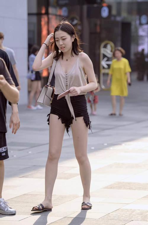街拍：小姐姐藕荷色吊带背心搭配黑色短裤，简约时尚最够味！