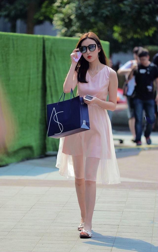 街拍女孩：青春亮丽肌肤嫩白，勾勒迷人身材！