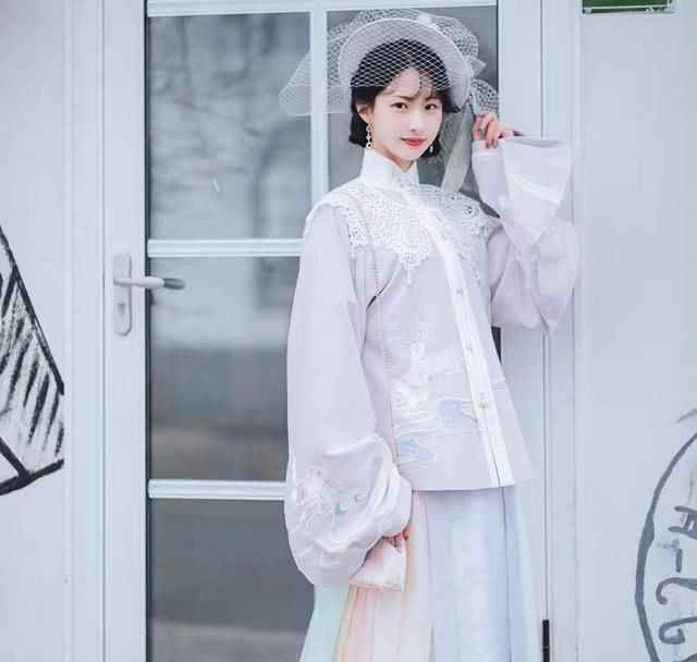  「简直」谁说彩虹色“烂大街”？这几款汉服下裙配色简直了，太惹眼了