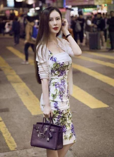 高挑女人最爱的裙装，性感身姿，丰满遮不住，各种口味都能满足！