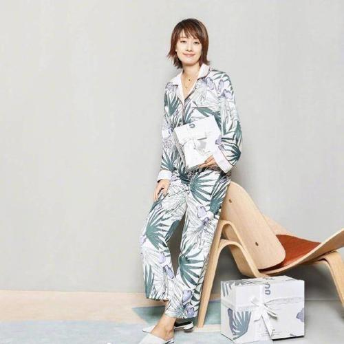 被马伊琍惊艳了，一身木槿花睡衣气场开挂，高级感挡不住