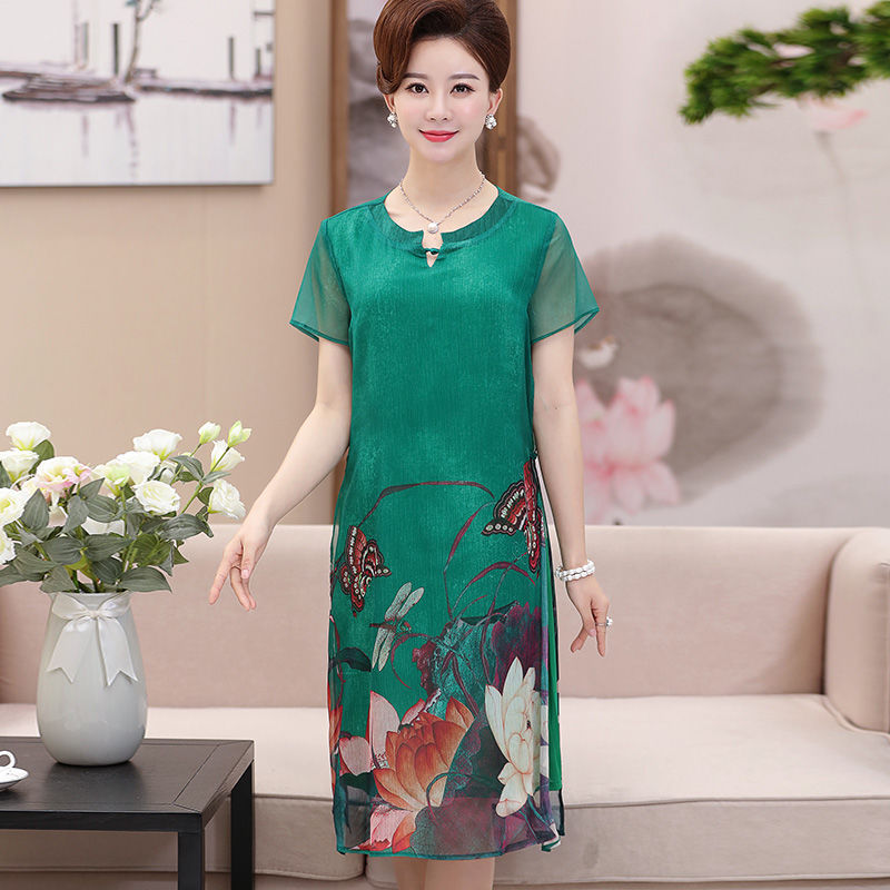 50岁的妈妈，裤子都扔了!就穿这雪纺连衣裙，洋气超显气质