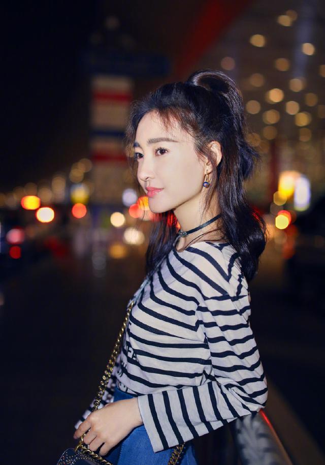 33岁王丽坤亮相活动，身穿印花连衣裙气质优雅，网友：完胜全场