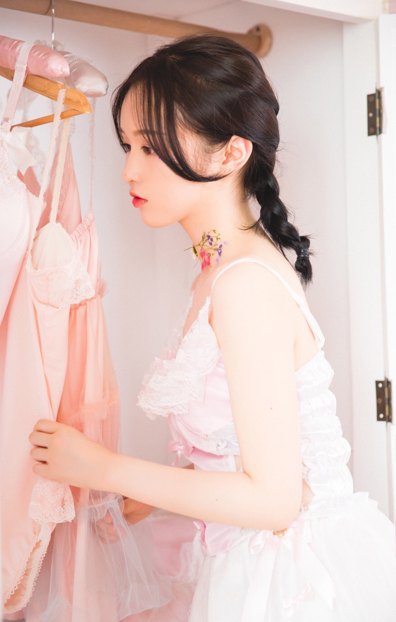 粉色美女蕾丝吊带裙写真