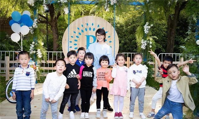  [条纹]辣妈孙燕姿穿条纹连衣裙大玩减龄，41岁走小清新路线完全没问题
