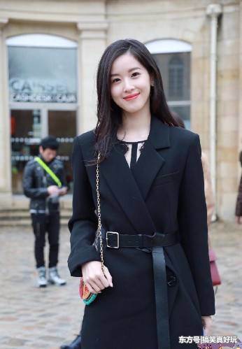 章泽天太会穿了，一身西装穿成了刘亦菲，网友：真羡慕刘强东