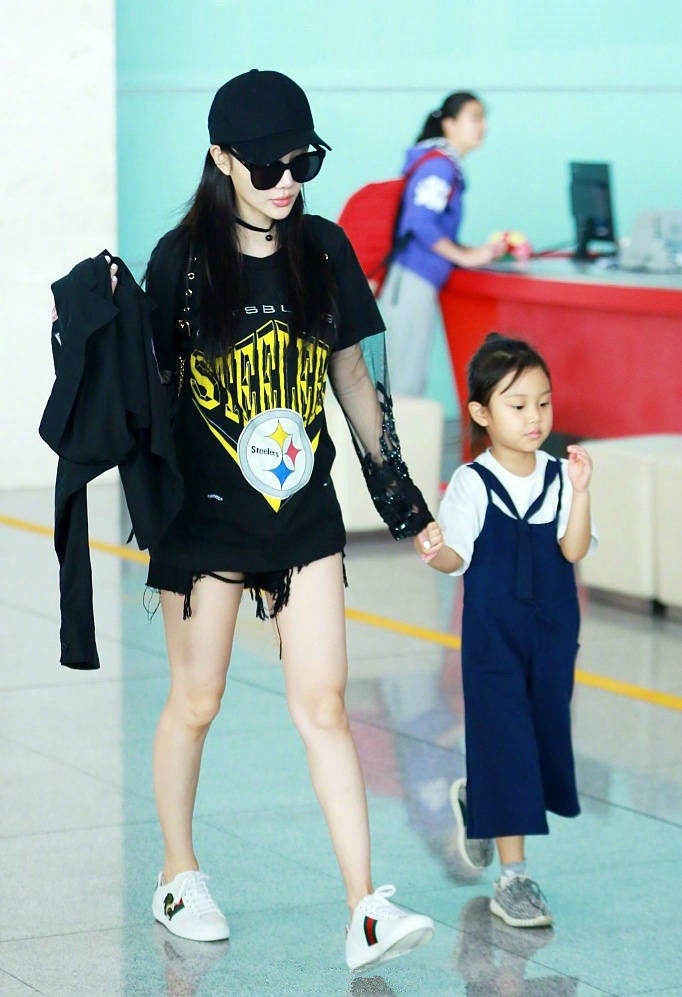 李小璐:小甜馨穿衣品味越来越潮了，妈妈不愧是时尚达人