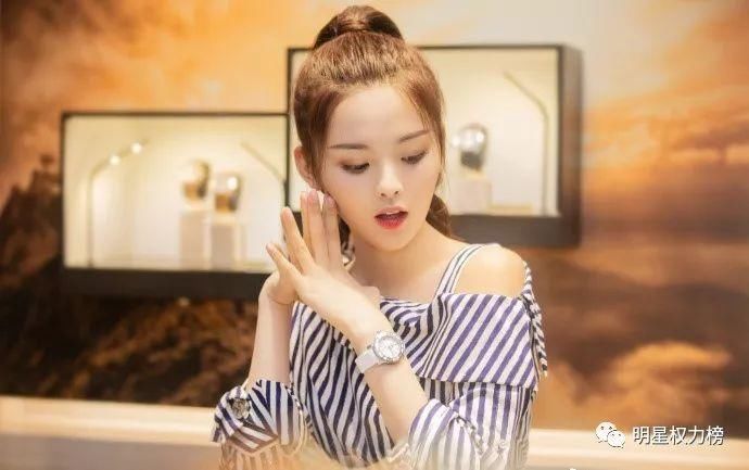 易烊千玺时尚画报优雅浪漫 杨幂演绎复古穿搭时髦爆表 许魏洲杂志