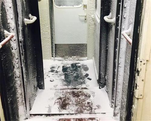 黑龙江这列火车，车厢中随处可见的雪花，乘客连厕所都不敢上！