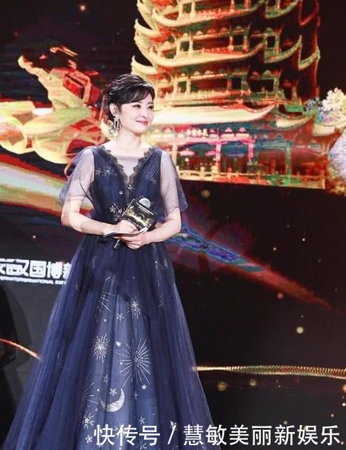  「足以」周涛不愧是昔日央视一姐，穿薄纱露背裙美得真惊艳，气质足以服人