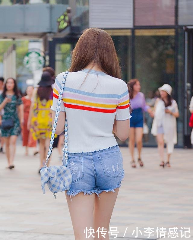 街拍香奈儿的透明靴子，是用来穿的，不是用来趟水的