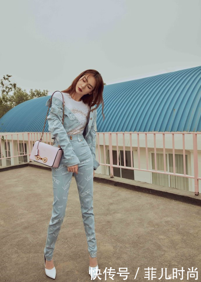 戚薇穿短裤在台上走秀，不料被粗壮的大腿抢镜，网友：是真实的？