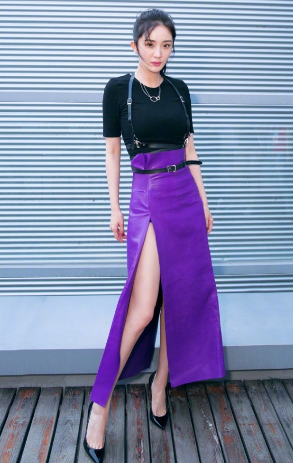 杨幂可真能，硬将自己塞进一双“老鼠鞋”，脚背拱那么高不痛？