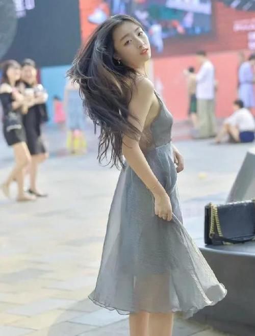  [连衣裙]潮范儿女神来了，街拍：幽韵撩人的美女，一件黄色连衣裙外搭皮草上衣，魅力十足