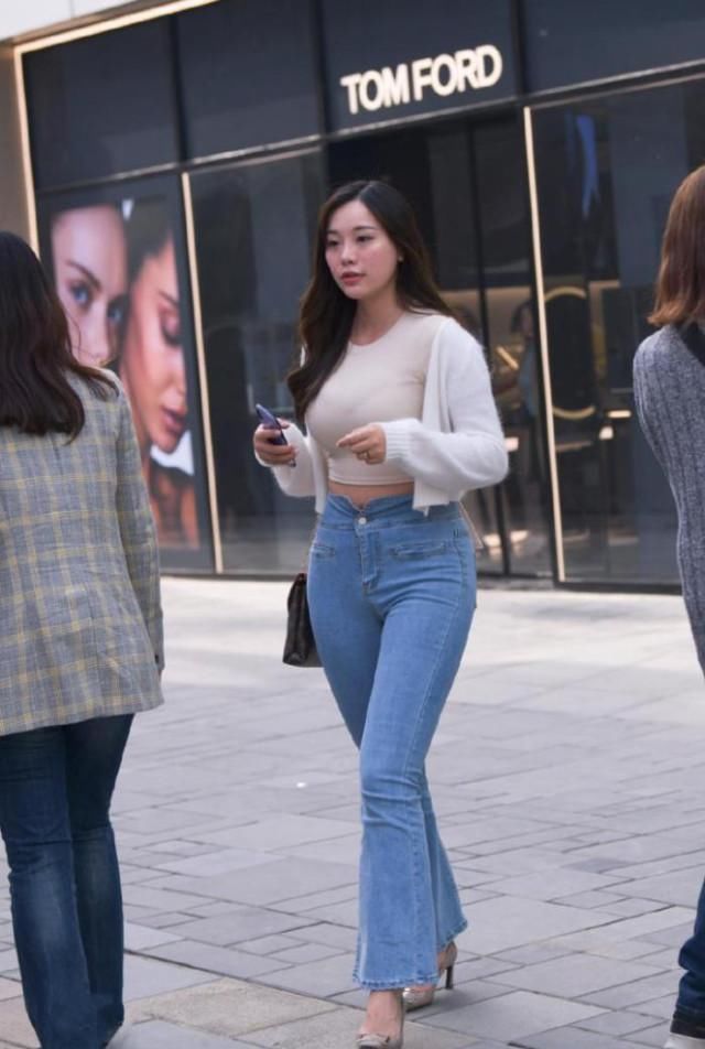  小肚子|街拍;微胖美女真会穿, 紧身牛仔裤勒出小肚子