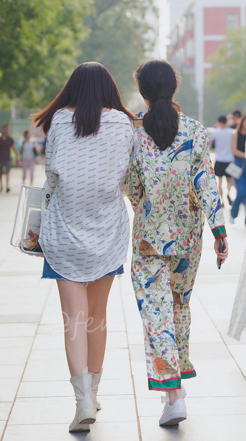 大热天，穿真丝睡衣逛街的姑娘，换上闺蜜的小皮靴或许更完美