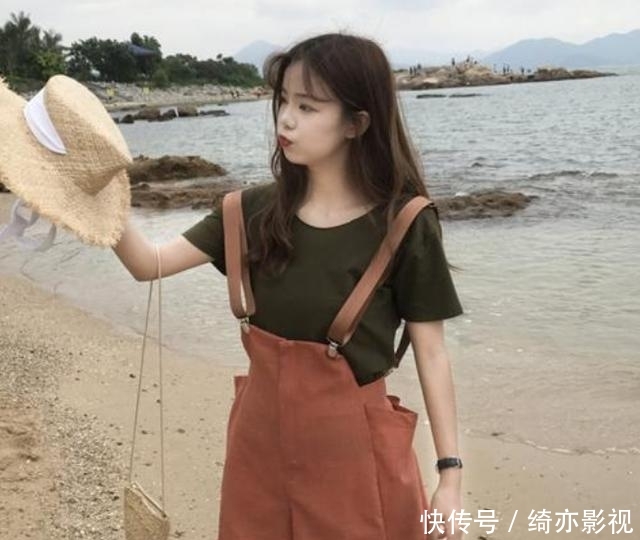  「以试一下」T恤叠穿或搭配不同款式的牛仔裤，都是春夏最nice穿搭CP！