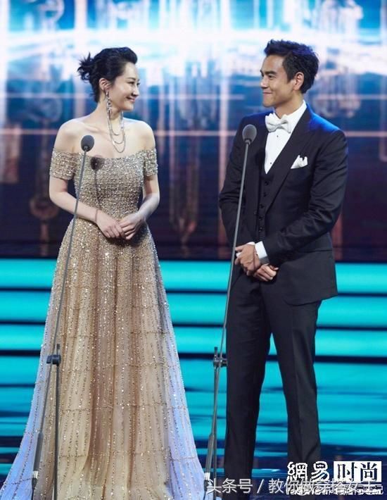 许晴年近50依旧风情万种 穿搭也是很有一套