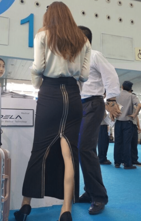  「美女」美女的这条半身裙走到哪里都是焦点吧?