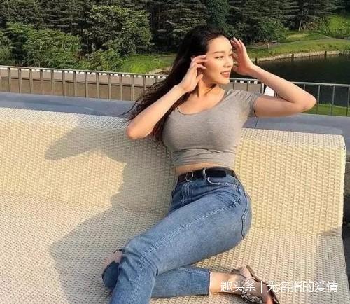 街拍：身材性感的牛仔裤美女，纤细的腰身充满了魅力，太迷人